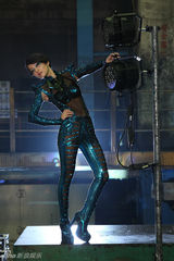 组图：张韶涵新造型变机器人 私人定制穿越时空