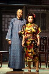 高清组图：秦海璐演《四世同堂》造型夸张 表演奔放