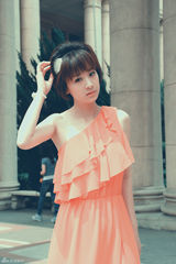 组图：穆婷婷街拍写真 古装美女焕发复古味