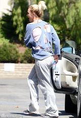 组图：布兰妮穿破洞装素颜出行 男友恩爱相随