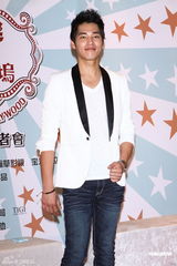 组图：天心黑色深V礼服性感出席记者会