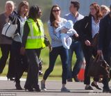 组图：凯特携小王子出国度假 小家伙壮实脸嘟嘟