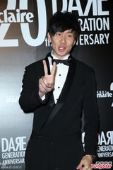 组图：林俊杰西装绅士献唱 自曝已一年未接吻