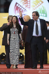 组图：奥利弗-斯通抓耳挠腮 挺大肚笑开怀