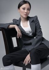 组图：吴岱凝帅气写真曝光 女人也可以很绅士