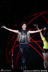 组图：中秋蔡依林献唱露胸光 谢霆锋拒谈王菲