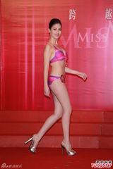 组图：候选亚姐泳装亮相 韩国选手压鼻否认整容