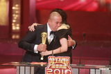 组图：麦长青获最佳男配角奖 激动难以掩饰情绪