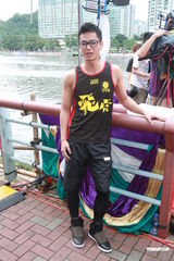 组图：罗仲谦划龙舟展健硕身材