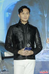 组图：张智霖皮衣有型 同场女星露底抛奶斗性感