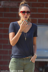 组图：阿尔芭一家甜蜜出游 与丈夫拥抱秀恩爱