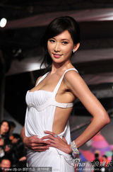 组图：林志玲走金马红毯 纯白长裙高雅性感露背