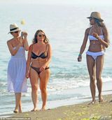 组图：黑珍珠纯白比基尼海滩度假 戴草帽心情靓