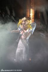 幻灯图：Lady Gaga个唱呲牙咧嘴背马赛克“驼峰”