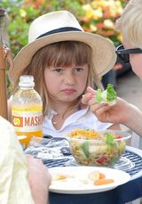 组图：米歇尔-威廉姆斯亲子三人游享欢乐午餐