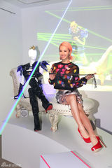 组图：蔡依林露小蛮腰现身特展 秀性感曼妙身材