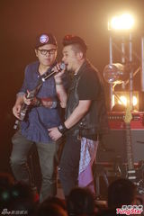 组图：恭硕良与好友侧田争林忆莲出席音乐会