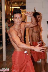 组图：亚洲先生闹市裸身宣传 热门选手大秀腹肌