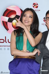 组图：舒淇中空装被指美胸缩水 与刘嘉玲竞艳