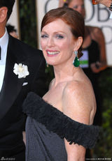 高清组图：朱莉安-摩尔硕大祖母绿耳环闪耀抢眼