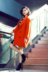 组图：姚贝娜春日街拍曝光 亮色大衣显潮范