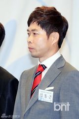 组图：韩星玄彬17年存款35亿韩元 荣获总统表彰