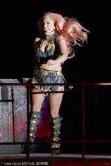 组图：Gaga温哥华半躺热舞露底 撑破皮裤秀臀部