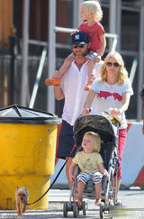 高清组图：娜奥米-沃茨全家出游 一对儿子可爱