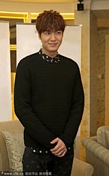 组图：李敏镐做鬼脸露暖男微笑 男神称号好害羞