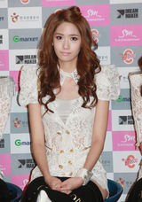 组图：少女时代记者会 成员白色蕾丝装性感亮相