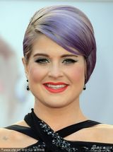 组图：第85届奥斯卡红毯-奥斯本紫发露背裙抢镜