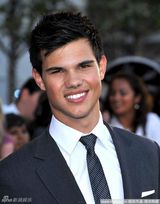 幻灯图：暮光3首映星光璀璨 帕丁森与粉丝玩合影  