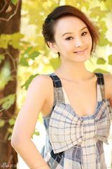 组图：《一一向前冲》小王晶秋日靓丽写真出炉