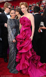 高清图：奥斯卡红毯 维拉-法梅加桃红礼服明艳动人