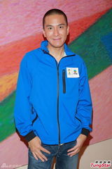 组图：群星录世界杯主题曲 谭咏麟炫万人迷签名