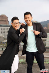 组图：黑人陈建州紧拥神似范玮琪女模