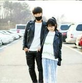 组图：韩脸赞情侣升格当父母 姐弟恋爸爸仅19岁