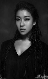 组图：吉克隽逸微博晒性感时尚生活照