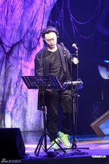 高清组图：陈奕迅香港开唱 靠唱功长裤T恤也疯狂