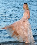 组图：爱娃-洛克波诺裸粉蕾丝婚纱款礼裙拍写真