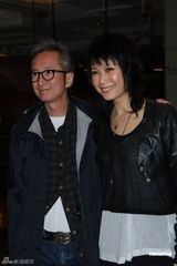 组图：钟镇涛生日携女亮相派对 谭咏麟叶童现身