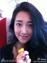 组图：央吉玛搞怪生活照曝光 点朱砂另类妆容