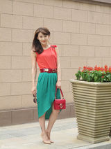 组图：贾青街拍撞色连衣裙红配绿