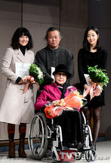 组图：韩星金高恩出席颁奖礼 前辈面前撒娇卖萌