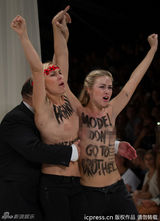 组图：裸女失控大闹巴黎秀场 遭保安袭乳拖走