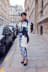 组图：车永莉巴黎时尚街拍 酷雅清新干练自然