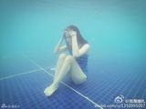 组图：娜扎变美人鱼 水中展优美身段乳沟隐现