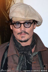 组图：约翰尼-德普亮相新片记者会 女主角花枝招展