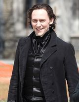 组图：《猩红山峰》片场照 抖森再变黑发坏男人