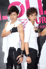 高清组图：LOLLIPOP F预售新碟 秀身材男孩变男人